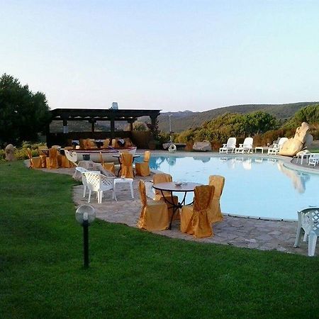 Hotel Ristorante La Tana Di Li Mazzoni Trinità dʼAgultu Екстериор снимка