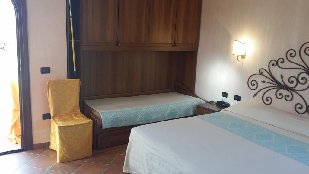 Hotel Ristorante La Tana Di Li Mazzoni Trinità dʼAgultu Екстериор снимка