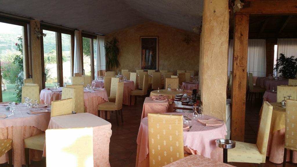 Hotel Ristorante La Tana Di Li Mazzoni Trinità dʼAgultu Стая снимка