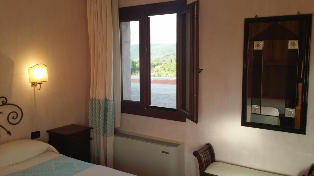 Hotel Ristorante La Tana Di Li Mazzoni Trinità dʼAgultu Стая снимка