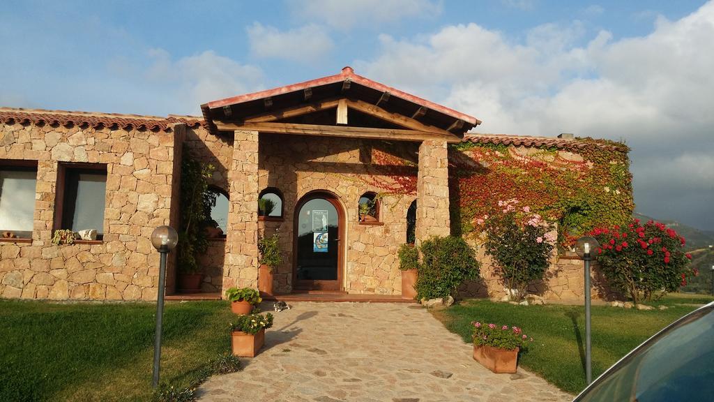 Hotel Ristorante La Tana Di Li Mazzoni Trinità dʼAgultu Екстериор снимка