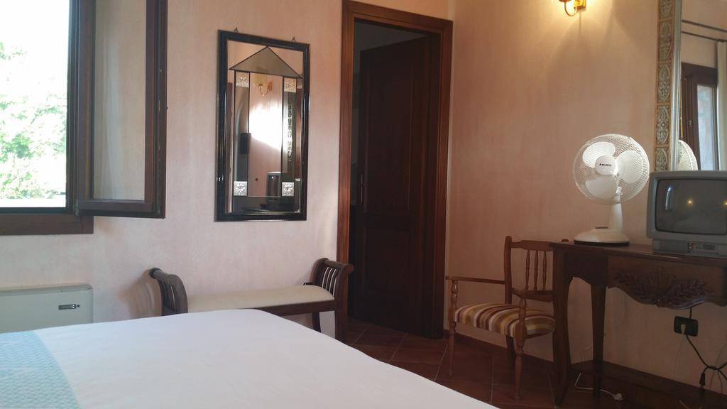 Hotel Ristorante La Tana Di Li Mazzoni Trinità dʼAgultu Екстериор снимка